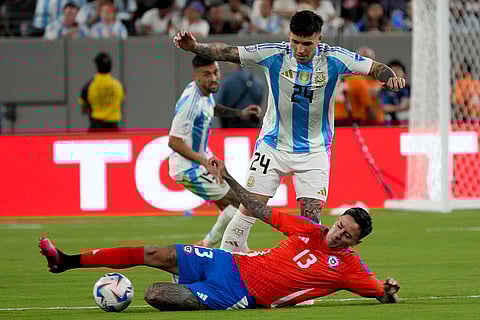 Enzo Fernandez and Erick Pulgar battle for the ball